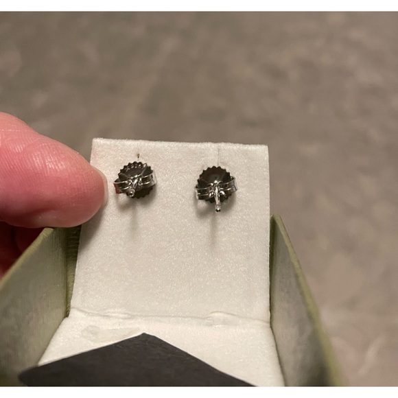 Honora grey pearl post earrings. New, never worn - Picture 2 of 2